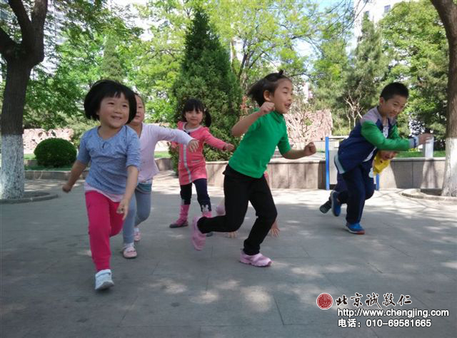  小同学从老家回来，为同学们带回来了很多小礼物，挑一个美丽的小发夹送给学妹，期望我们一起进步，如同我们的德行花日新月新。