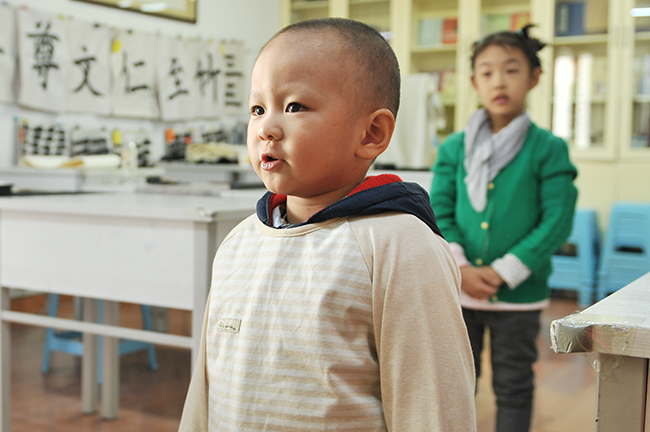 喊口令既锻炼了孩子的胆量，更学会了如何发出洪亮庄严的声音。星星学起来很是认真专注。