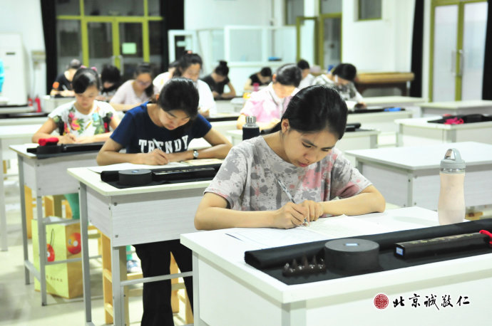 书法女生班学员习练硬笔书法