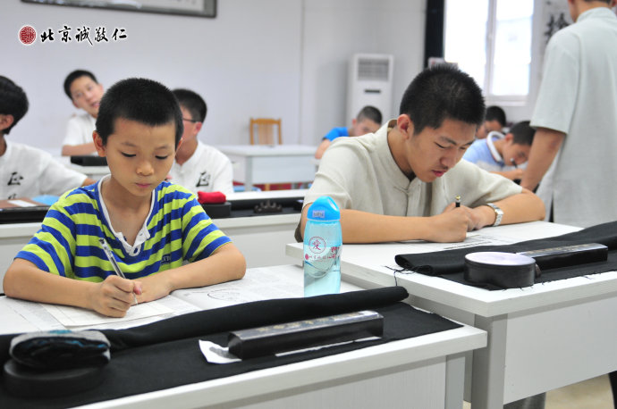 书法男生班学员练习定心描红