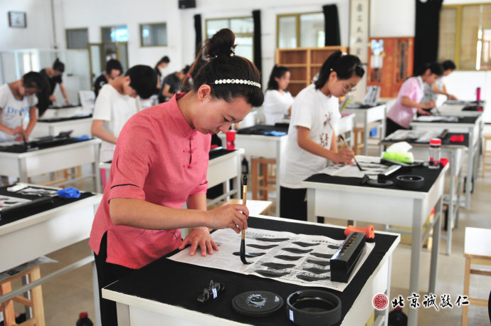 多元德艺书法女生班，端庄秀丽的学员，