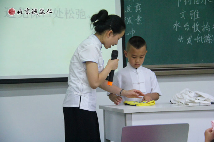 生活老师耐心指导小学员整理内务