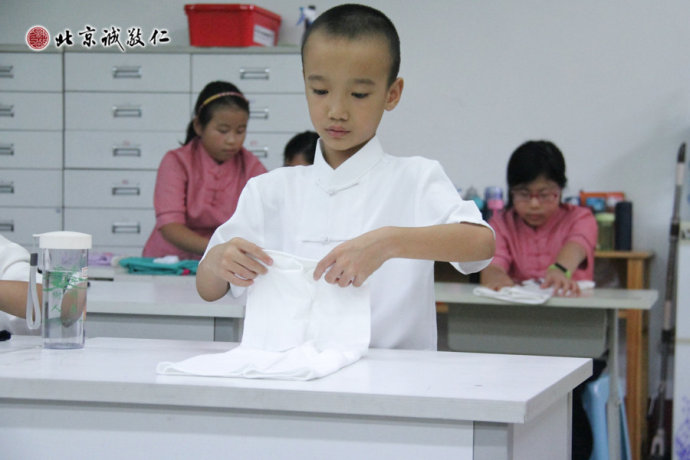 小学员沉浸在学习的喜悦中