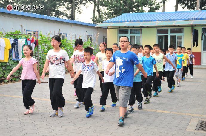 小学员练习走正步