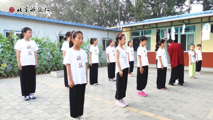 小学员练习队列