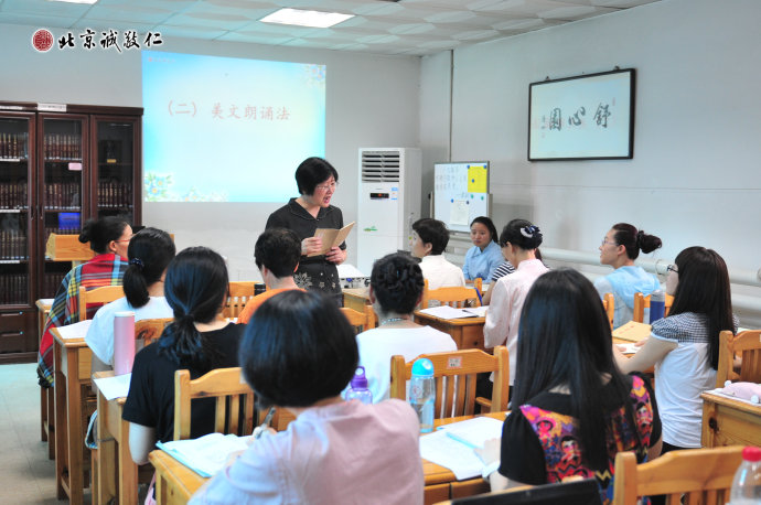 杨老师讲授传统文化多元德艺教学法；
10余种凝结着智慧与慈爱的教学方法，带给学者无尽的宝藏。
