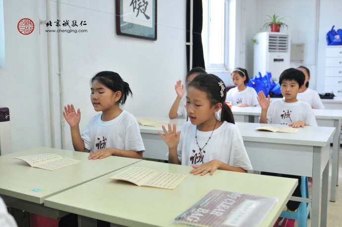 少儿班快乐读经，从规律的节奏感受语言音律