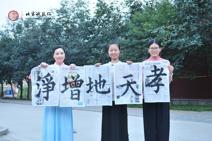 学员展示书法习作，以上为学习半年至两年的老学员