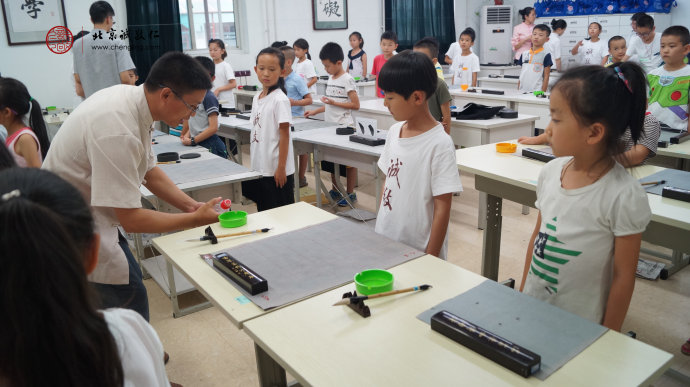 
学习如何倒墨汁，培养良好的习书习惯
