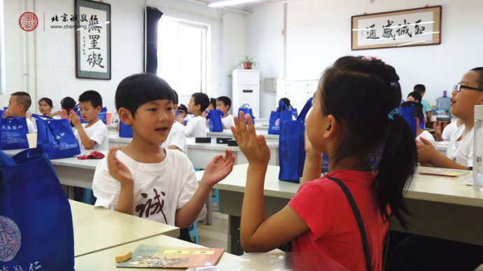 女生班学员展示书法习作