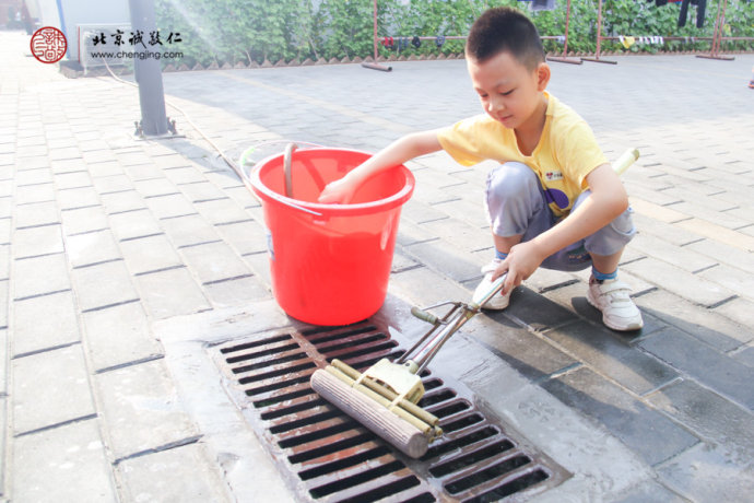 习劳知感恩，小学员打扫寝室卫生