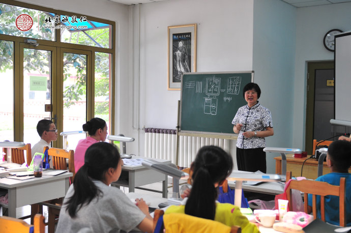 
杨淑芬老师讲授篆刻技法