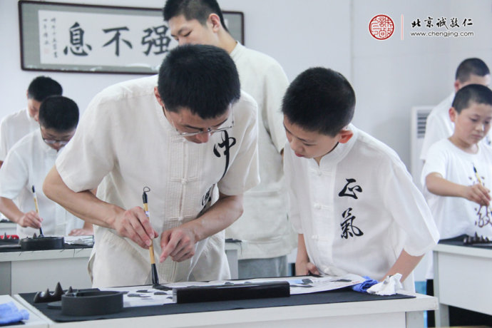 书法老师耐心指导永字八法基本功