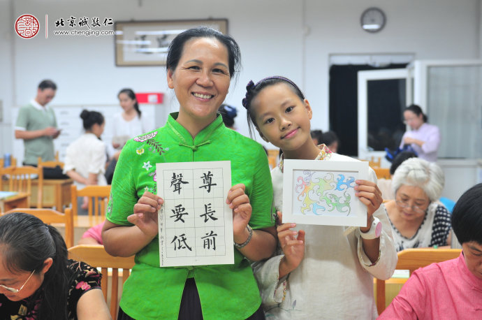 
来自广西的母女展示定心描红和人生曲线习作