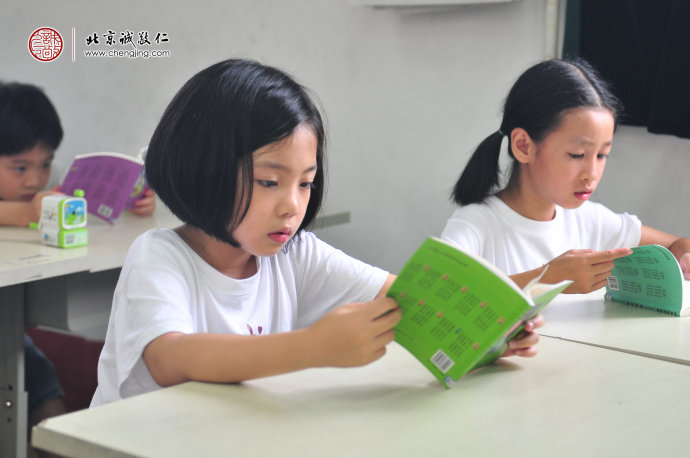 

小学员认真学习德育故事