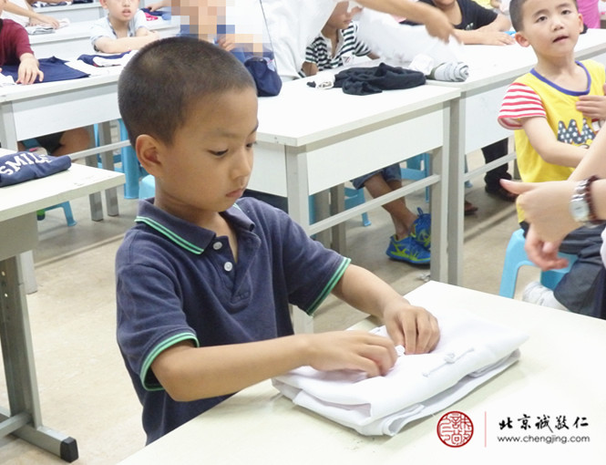 从学习内务整理中，提升独立生活能力。