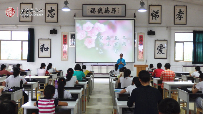 书法二班，整洁明亮的教室，朗朗读书声；学员共度美好学习时光。