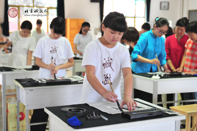 
书法二班学员习练永字八法基本功