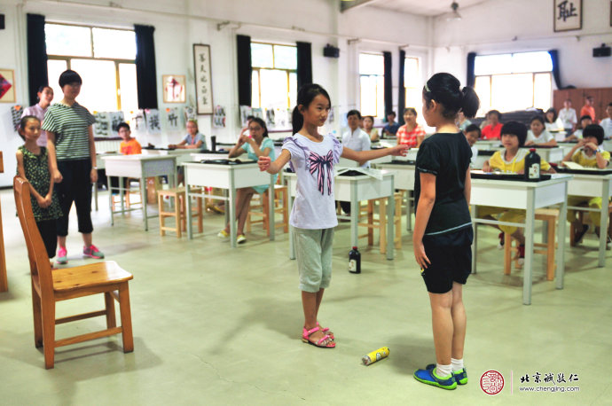 学员演绎《弟子规》经句「勿践阈」，将经典落实到日常生活当中。