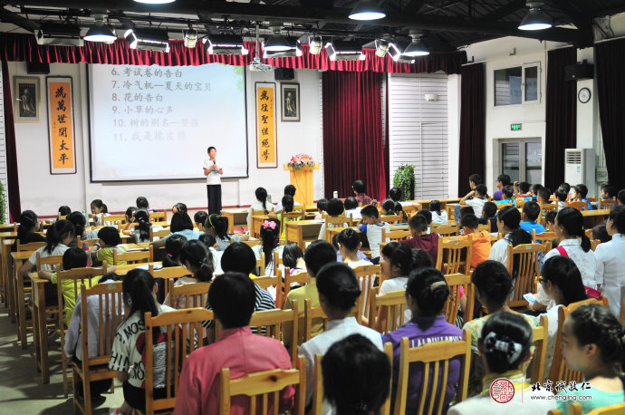 开营仪式上，杨淑芬老师致辞，共勉大家学有所成，收获满满。