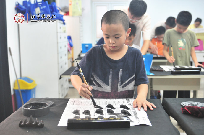 少儿班学员认真习练书法"书法二班学员习作展示"