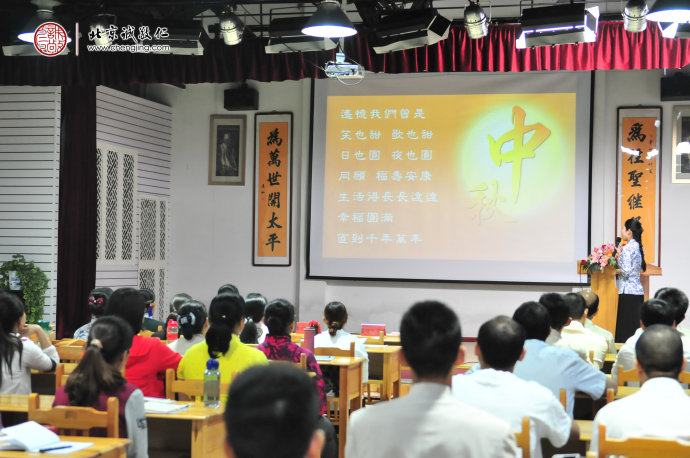 诵读《花好月圆 福满人间》
愿花常好 人常健 月常圆