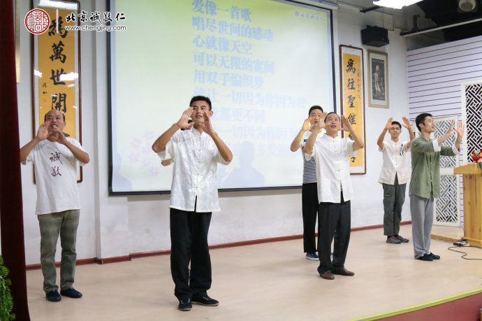 学员表演手语歌曲《因为你因为我》
让世界充满更多爱的感动