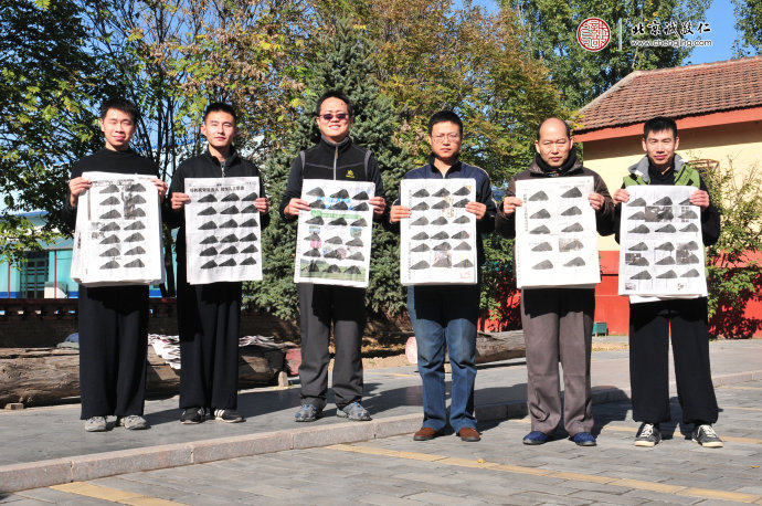 师资班男学员展示“永字八法”基本功：横点