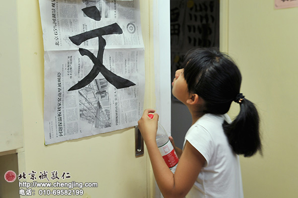 仔细观察每一笔字的结构也是学习书法的重点，通常孩子们不放过休息时间认真观摩。