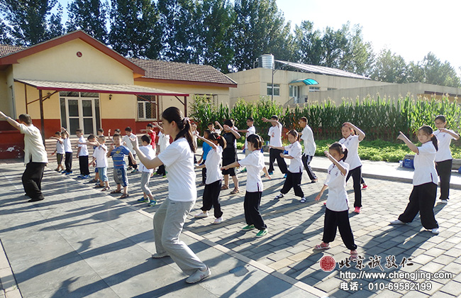 今天开始太极三宝「云手」的练习；小学员们非常认真地跟随老师，体会太极艺术的魅力。