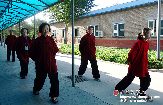 晨起习练太极拳，健康养生寿延年。来自天津吕老师祖孙三代齐聚小院，共度暑期美好时光。