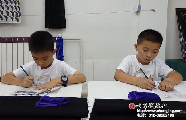 定心描红要保持纸面干净整洁，小学员学习的很专注。