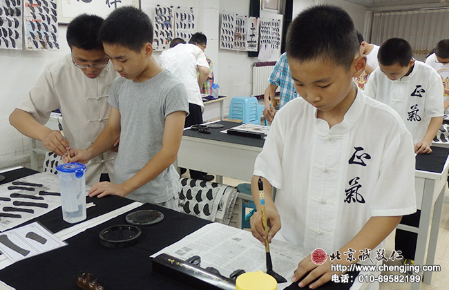 书法老师认真指导小学员书法学习