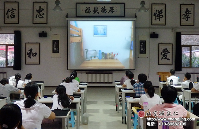 今天开始内务管理课程，将今天学员内务检查结果进行讲评；鼓励先进，提携后进，共同进步。
。