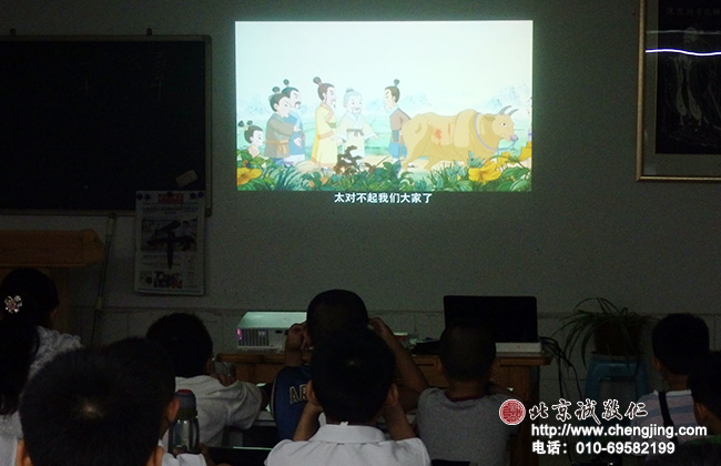 
书法二班的小同学学习看动漫品人生，
中华德育故事的德育课程
。