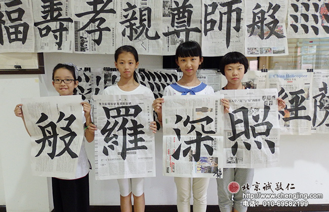 老学员每次来小院书法复训都有令人欣喜的收获，
老学员习作集体合影留念
习