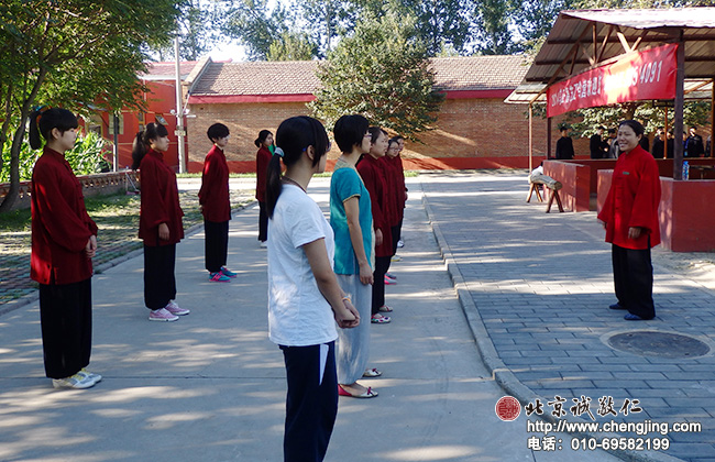 太极拳专业教师讲解基本功要领。