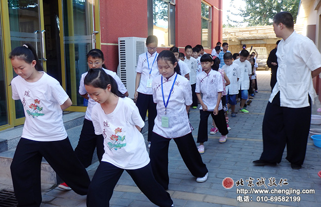 小学员今天开始太极三宝「猫步」学习；