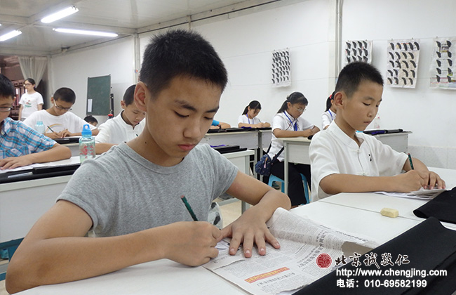 读经结束后，定心描红使书法二班的小学员们定力提升很多，
为书法学习奠定了良好的基础。