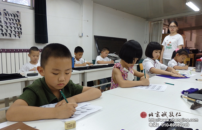 小学员认真描红