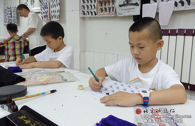 书法二班的小学员们开始逐步养成正确的坐姿。
