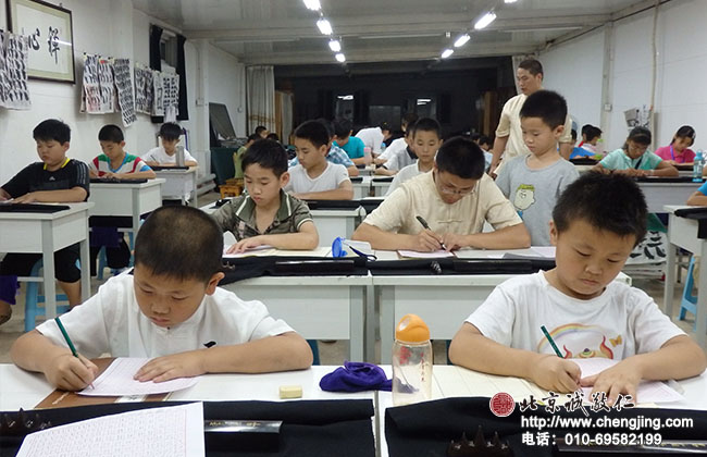 今天小学员们开始学习硬笔书法