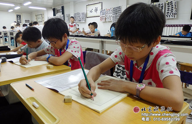 今天刚报到的来在广东的两位双胞胎姐妹，学习硬笔书法
。
今年暑期学员中有两组双胞胎小学员了！