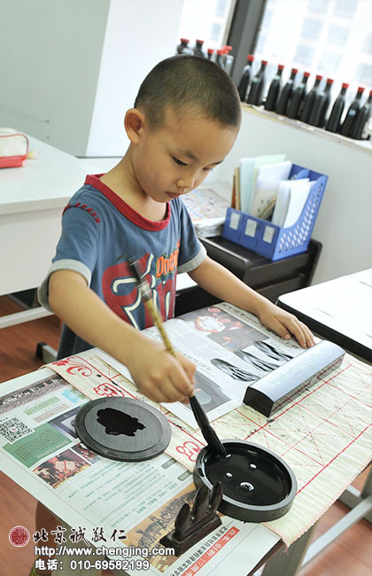 写字前先学规矩，文房四宝铺将开来的次第、学会如何倒磨、沾墨，才不会将墨水弄的到处都是。