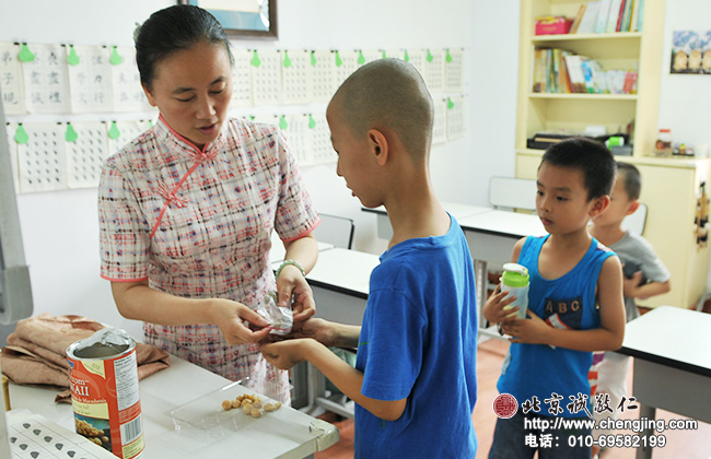 写完字，同学们排队领取杨氏梅子，大家都非常爱吃.