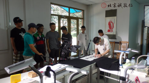 张家湾镇政府制作传统文化专题片，
摄制组到小院采集资料；陈老师示范篆刻。

