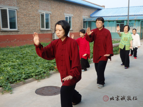 
学员晨练太极拳

