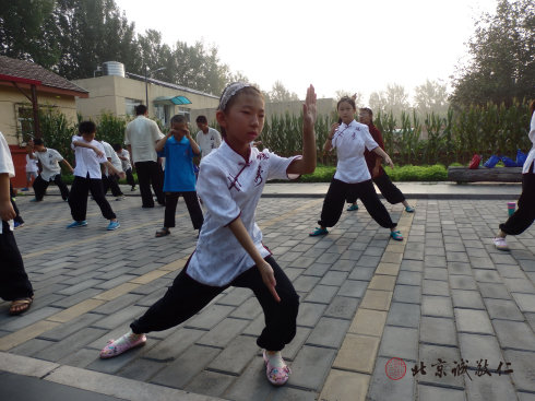 
小学员晨练太极拳
