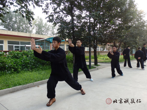 书法一班学员晨练太极拳



