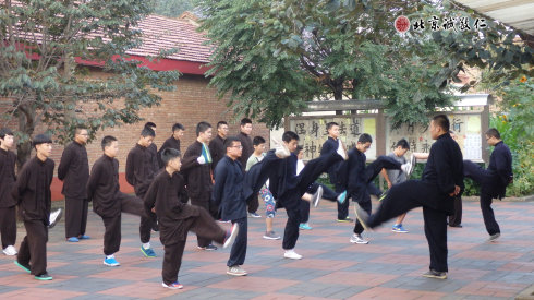 学员练习踢腿动作